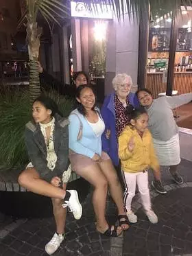 lauryn with her sisters and nan